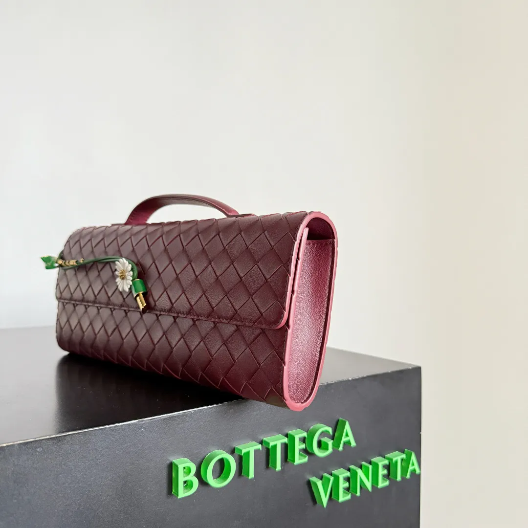 Batch 1720 Bottega Veneta clutch bags are shipping! The carefully crafted latch opening and closing is like a small key, giving us a sense of ritual every time we use this bag. The innovative design this time is to make the latch part into the shape of a small daisy. The originally elegant and restrained style instantly adds some playfulness, and matches with a skirt. Going out for a picnic or admiring the scenery will add to the overall look🌸🌸The heavily crafted daisy is lifelike and full of exquisiteness. The fixed rope is also decorated with a winding golden rope and a small leaf, echoing the daisy. The whole bag looks very coordinated. Style No.: 836810 (741511) Color: Barrow Red Size: 31*13*3cm